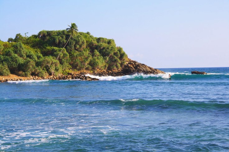 surfing_point_break_hiriketiya_bay_beach_sri_lanka